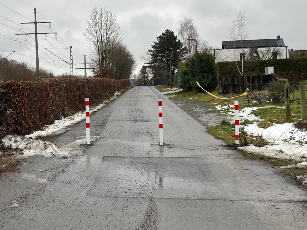 Modalfilter auf dem Radschnellweg: Damit Autos den Venner Weg nicht als Abkürzung nutzen können, sind Poller installiert. Anlieger können aber von beiden Seiten in die Straße einfahren.